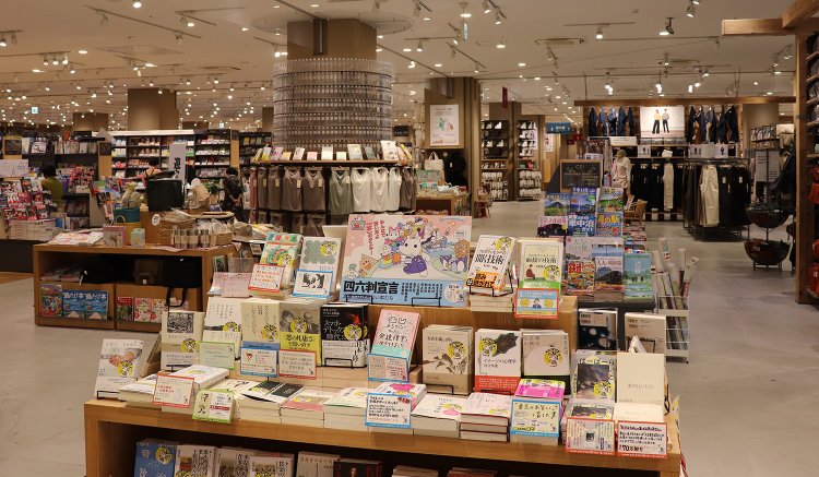 無印良品とシームレスにつながる店内。