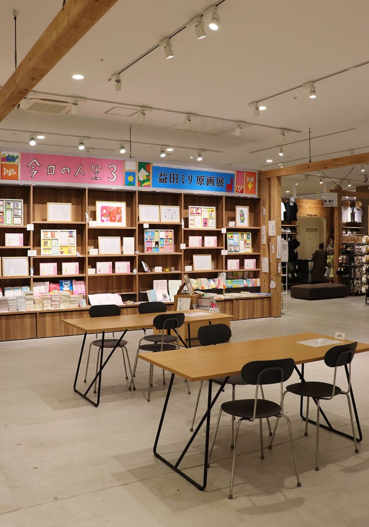 待ち合わせにも使われるという「Open MUJI」では作家の展示も（※写真は2024年9月23日まで実施されていた「益田ミリ 原画展」）。