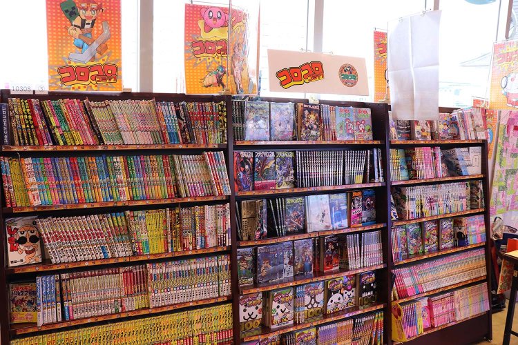 思わずテンションが上がるコロコロコミックコーナーは立ち読み大歓迎！　子供連れにもうれしい。