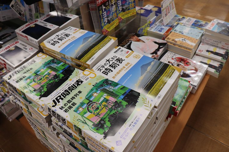 鉄道にゆかりの深い街だからか「時刻表がかなり売れるんです」。