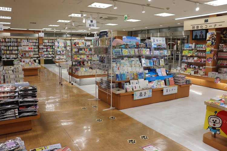 整然とした店内で、急ぎの際にも目当ての本を見つけやすいよう工夫。