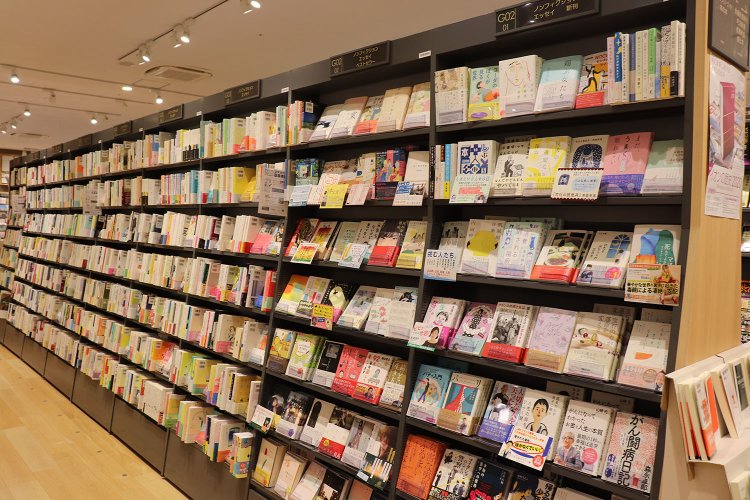 ノンフィクション・エッセイの棚。思わず立ち止まってしまう充実度。