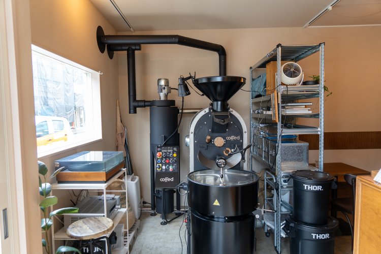 一度に5kgまで焙煎できる焙煎機はポーランドのCoffed社のもの。