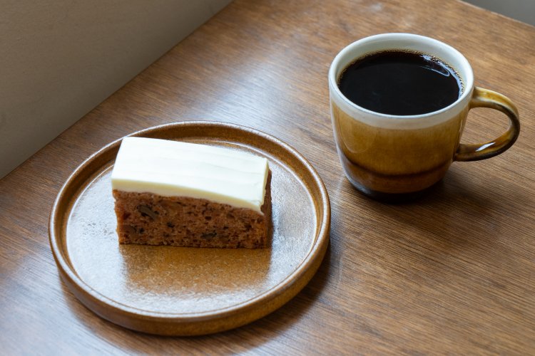 シナモンがふわっと香るキャロットケーキ520円とドリップで淹れたインドネシア550円。