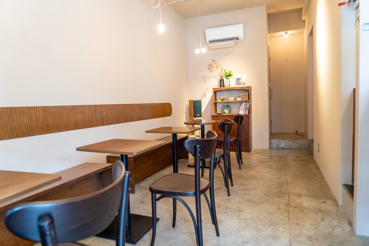 リニューアル時に温かみのある空間にしようと壁の色を変更。家具の一部はDIYした。