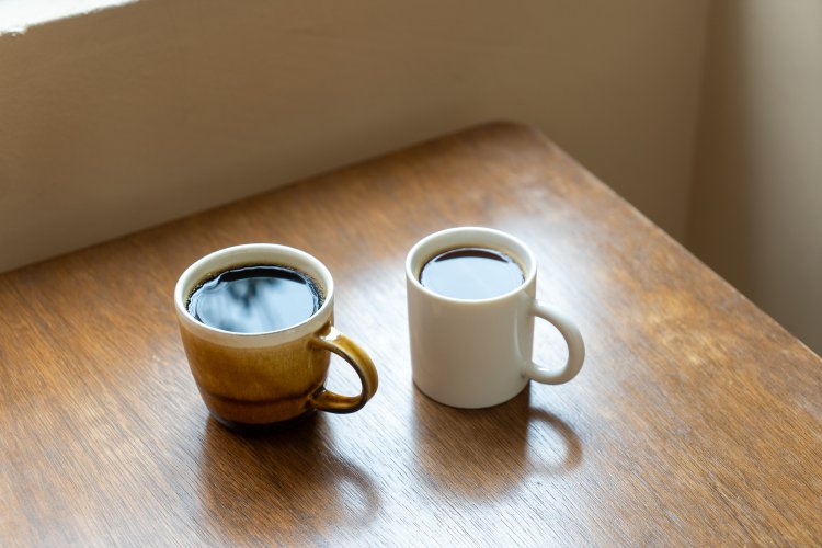 ドリップで淹れたインドネシア（左）は550円。フレンチプレスでいれた本日のコーヒーはコロンビア（右）で480円。