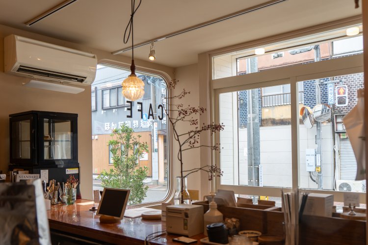 カウンター付近は、窓が大きくて気持ちのいい空間。