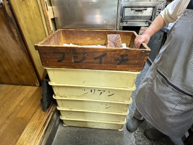 年季の入った番重。違う店名が入っているが、これは業界的に番重は使い回すものという習慣があるため。