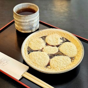 鳩サブレーでおなじみの名店の甘味処『豊島屋菓寮 八十小路』の本わらび餅は悶絶級のおいしさ〜黒猫スイーツ散歩 鎌倉編④〜