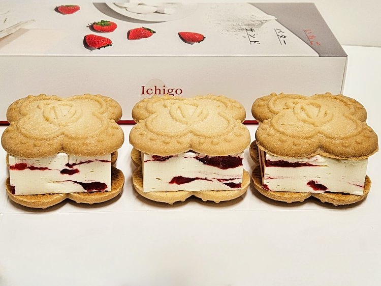 いちごバターサンド（3個入り） 1620円。