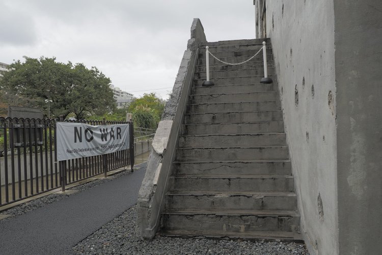 外階段と壁面。階段の欄干部は銃撃などによってボロボロとなったが、壁面に穴が開いた状態で戦後も変電所として活躍した。