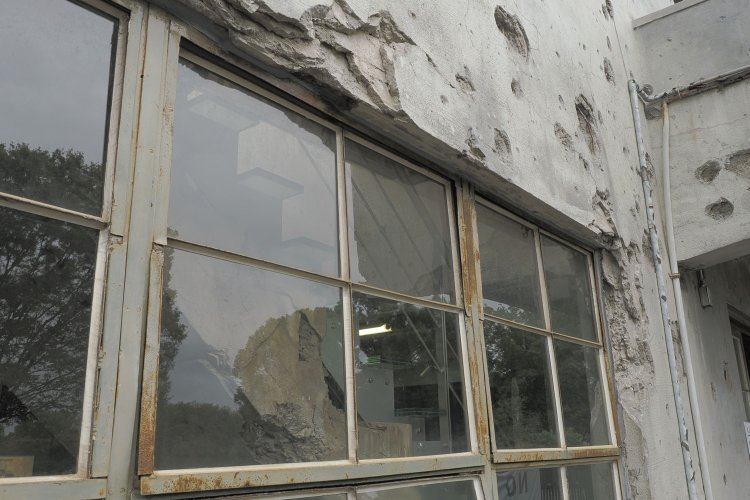 銃弾などは窓を突き破って内部へ侵入し、階段などを破壊した。外から室内の階段がえぐれているのも見えた。