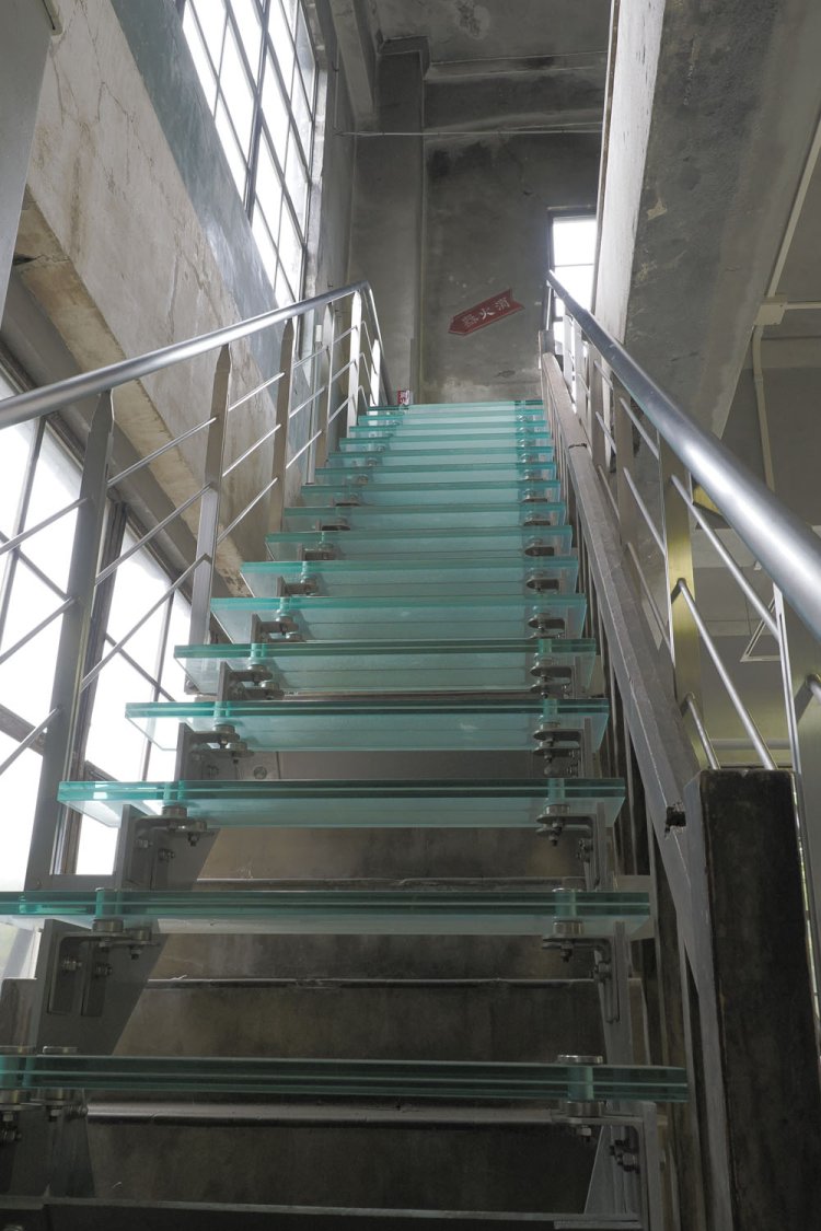 2階へ上がる階段は損傷が激しい状態で戦後も使用されたが、保存にあたって新たに階段を設置して旧階段の保護に努めている。