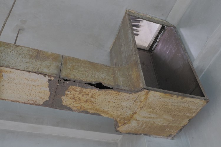 このダクトは通風孔ではなく変電設備のケーブル類をまとめていたものらしい。