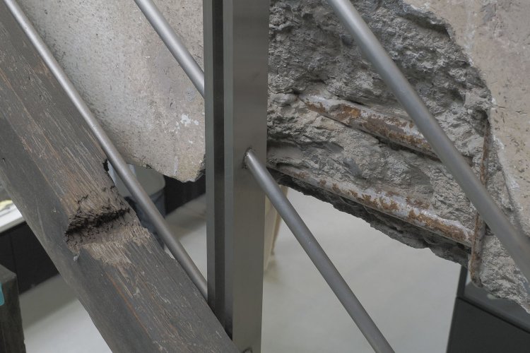 室内の階段。手すりの弾痕は跳弾かもしれないとのこと。銃撃によって砕けたコンクリートは骨組みの鉄骨が露出してしまった。