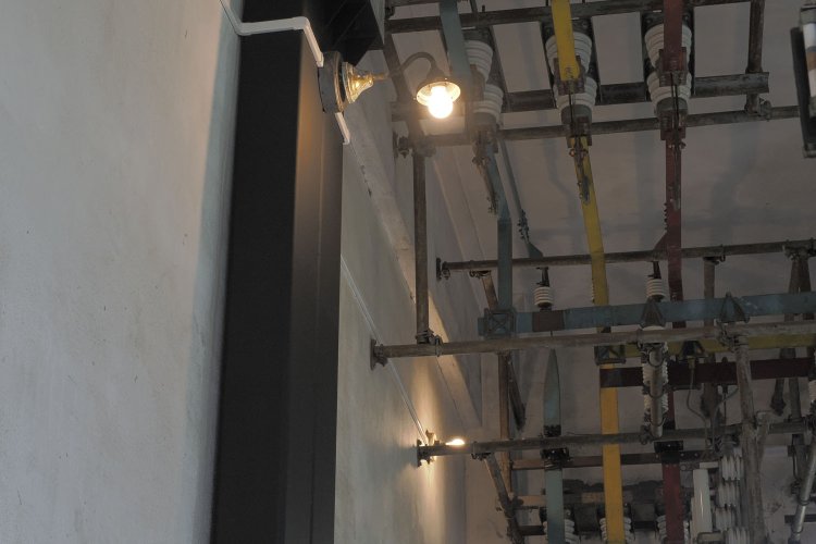 2階変電室内の照明器具は竣工時のものだそうだ。