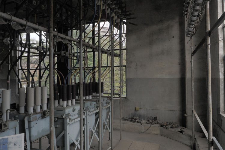 変電室内はほぼ、平成の時代まで稼働していた状態で保存されている。機器類は戦後製と思われるが、現在の変電設備にはない古いものが使用されているとのことだ。