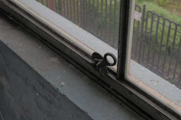 窓の取っ手。現代にはないデザインだ。