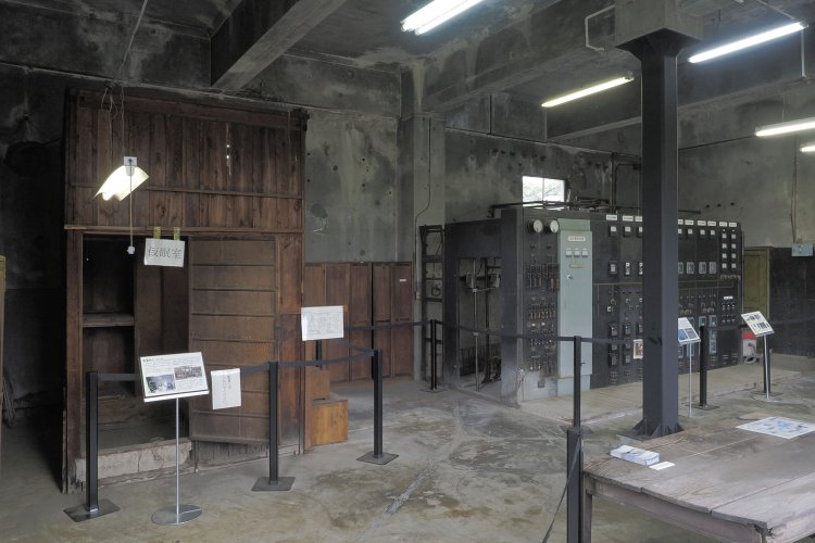 2階の変電設備には仮眠室が備わっていたが、室内なのに小屋があるような不思議な空間となっている。