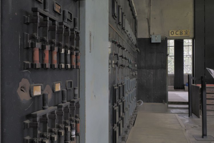 2階の配電盤にも弾痕が残っていた。手前の凹んだ機銃掃射の痕がそうだ。