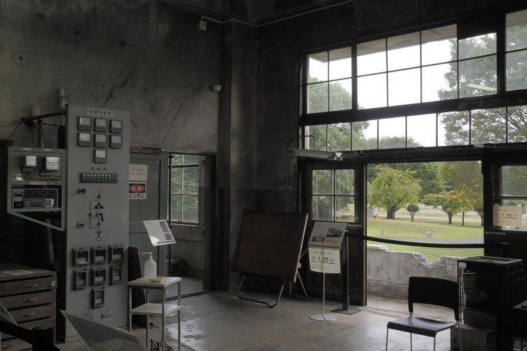 2階の室内から外階段部分を見る。現役時代はこの入り口をメインに使用していたのではないだろうか。