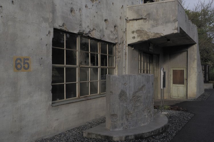 給水塔は被害のひどかった部分が遺され、変電所の前に保存されている。機銃掃射のもの凄さが伝わってくる。