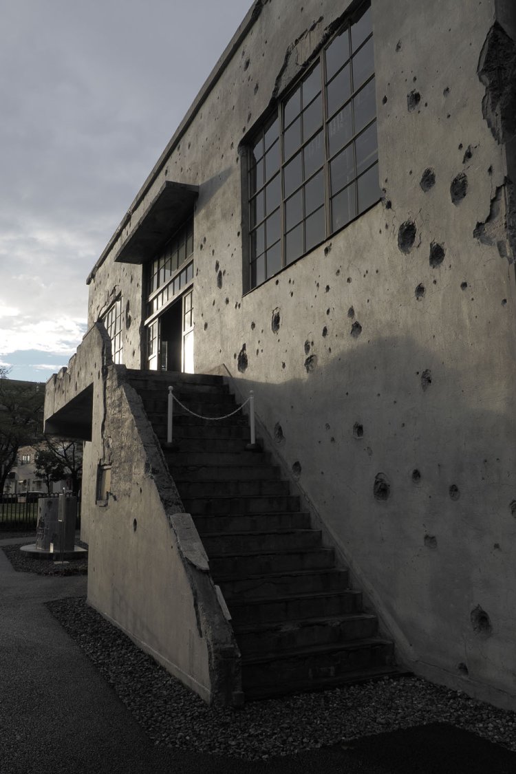 夕日を浴びて無数の傷を強調して見せる変電所。大小さまざまな痕の陰影が浮かび上がっていた。