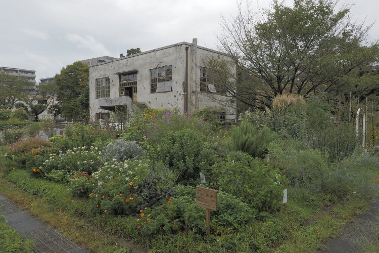 変電所は東大和南公園の一角に保存されている。建物の周辺にはガーデニングで整備されていた。