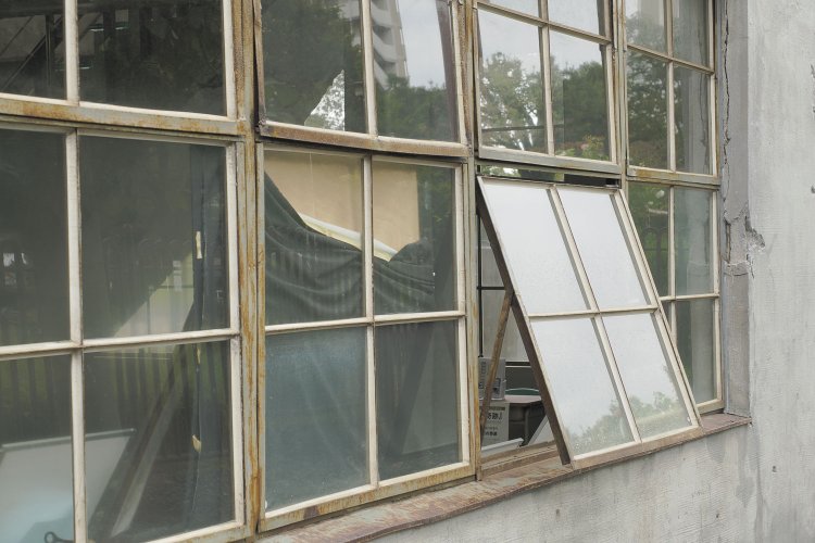 窓は外側へ斜めに開くタイプである。窓枠も細い。