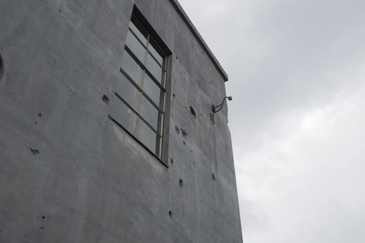 北側はそんなに弾痕がついていなかった。南側が集中的にやられたようである。