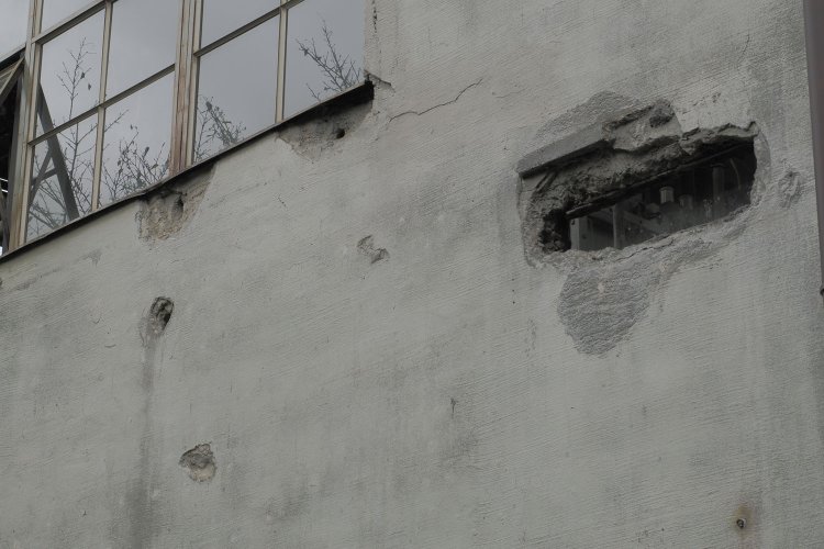 東側の2階部分には何かがあった穴が開いていた。これは弾痕ではなく意図的に開けられたものだ。内部はチラッとのぞけた。