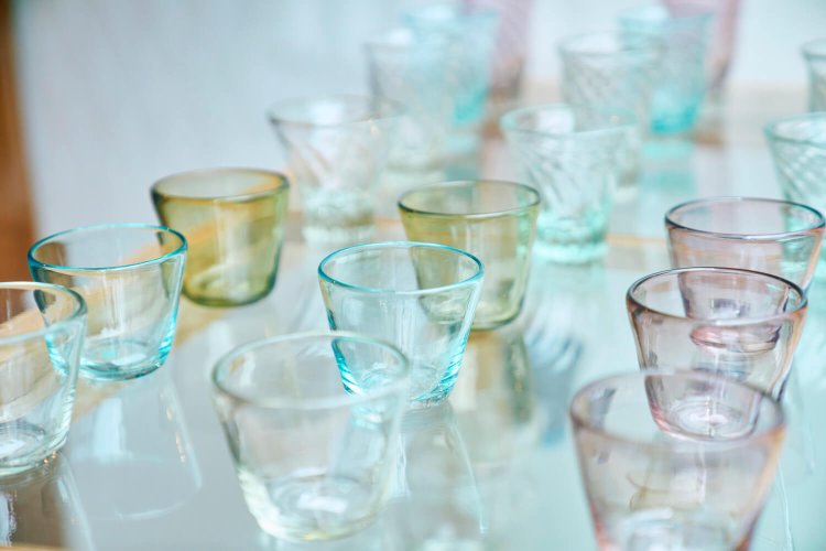 美しい琉球ガラスも並ぶ。見ているだけでうっとり。