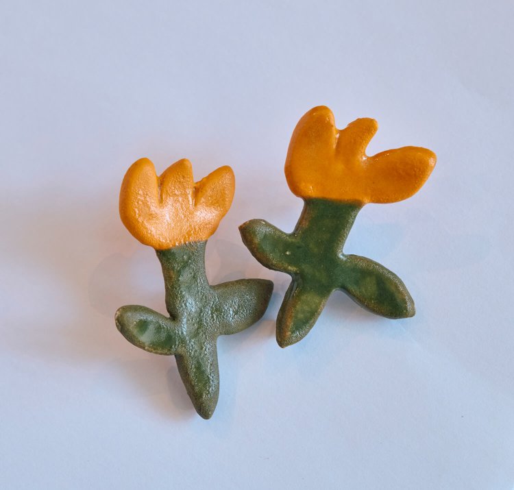 花のピアス7590円。