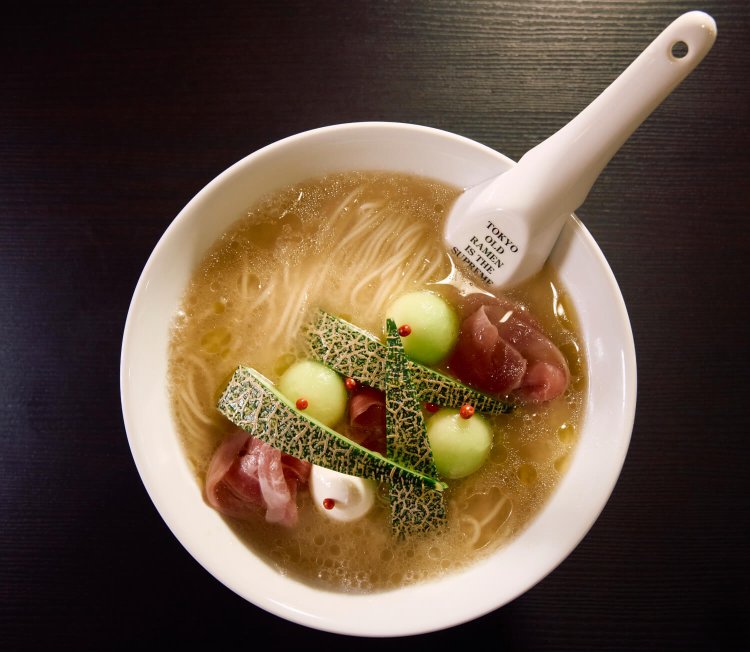 メロン オ・レ ヌードル（7月限定。随時限定麺を提供中）1000円。