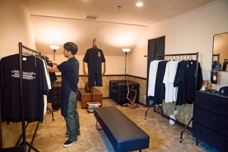 岩﨑さんがデザインしたTシャツなども隣で販売。