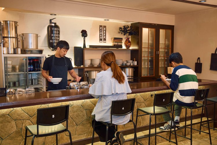 シックな店内で朝から営業中。