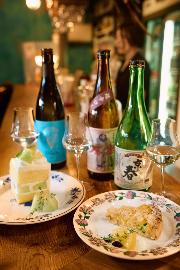 『bijin』にて。気分や好みによって3種類選んでくれるおまかせテイスティングセット1300円～、生ケーキ680円～。