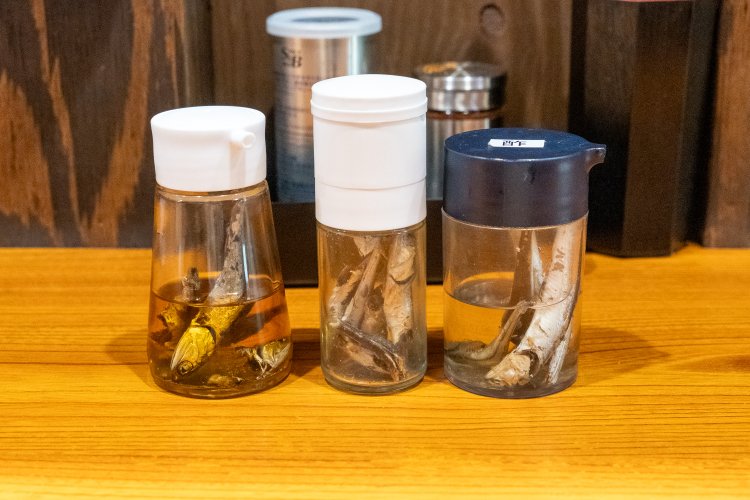 いずれも丸ごと煮干しが入った調味料。左からオイル、卓上ミル、米酢。