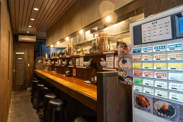 店内は落ち着いた雰囲気で清潔感がある。