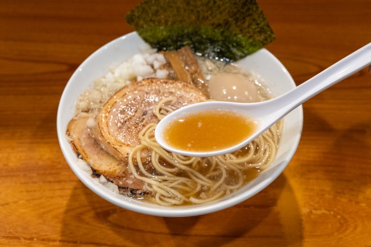 丁寧に取られたスープで煮干し出汁の旨味が堪能できる。