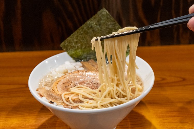 麺は、人気店で多く使われている『三河屋製麺』製。中細の麺は、表面はツルツルして舌触りや喉越しもいい。