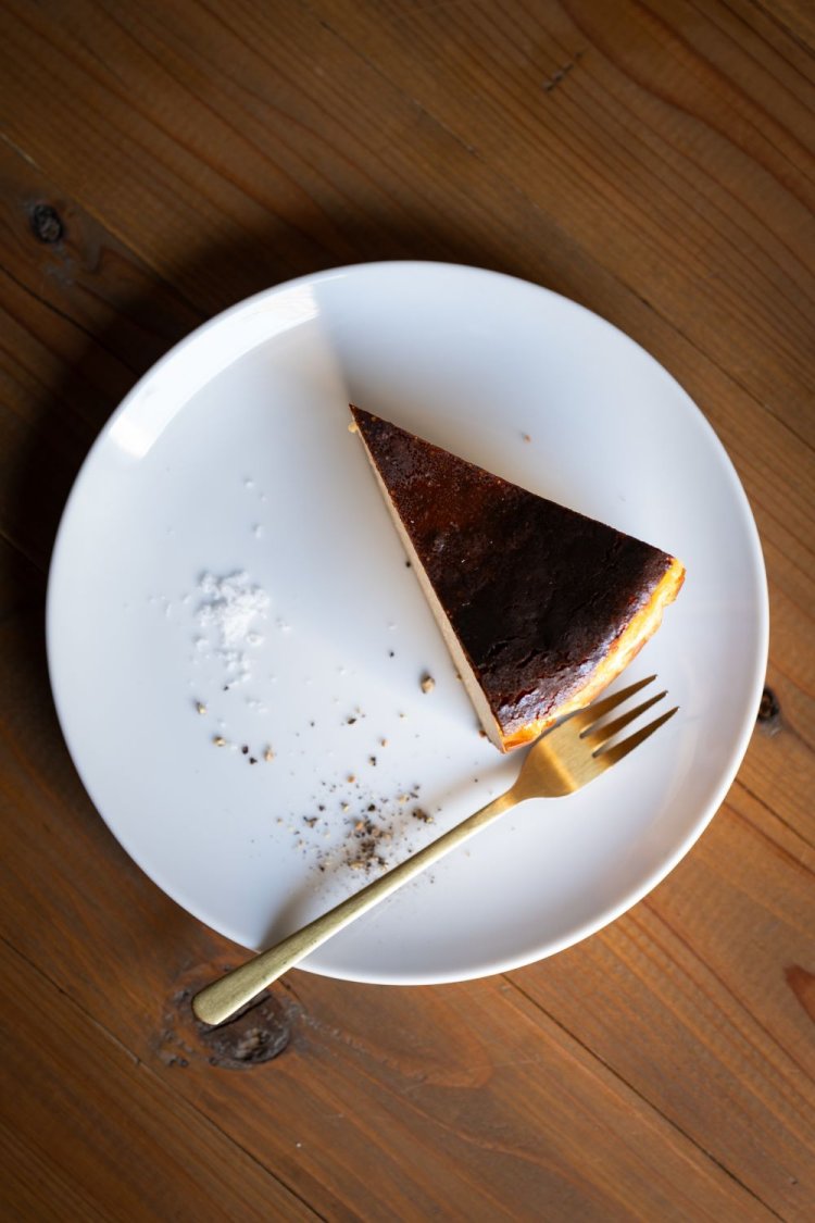 フェアトレードでタイ北部の少数民族から仕入れる豆で淹れるハンドドリップコーヒー600円と、ワインにも合う絶品のバスクチーズケーキ（ノーマル）690円。