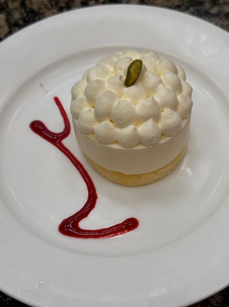 夢心地の触感が楽しめるカマンベールチーズケーキ750円。自家製ラズベリーソースのほのかな酸味も絶妙。