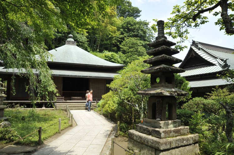 本堂には本尊釈迦如来坐像が祀られている。内部に上がり、お参りができる。