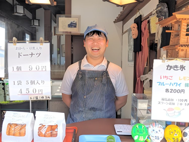 店主の細田貴大さん。「5個入りを買ってその場で1個食べて、残りを持ち帰るという方もいらっしゃいます」。