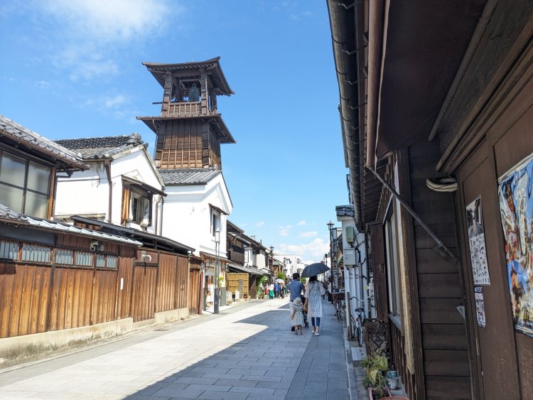 時の鐘は朝6時、正午、15時、18時に鳴る。3時のおやつを食べながら鐘の音を聞きたい。