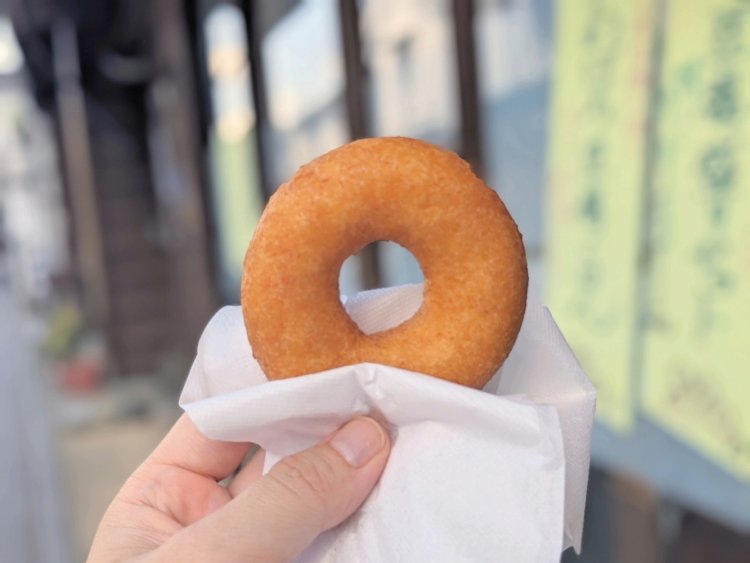 近所の子供がおこづかいを握りしめて来ることも。おからドーナツ90円。