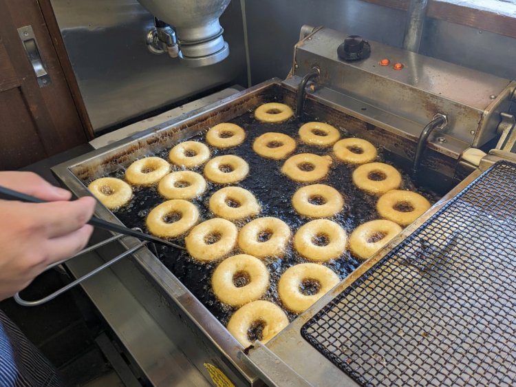 裏表の揚げ色をしっかり見て、火の通り具合を確認する。