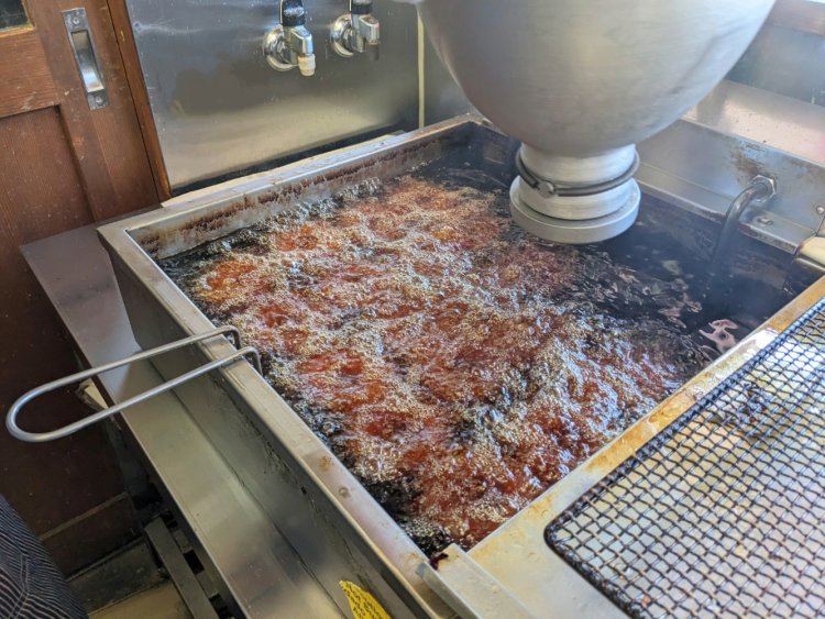 高温に熱した植物油にリング状の生地を落としていく。