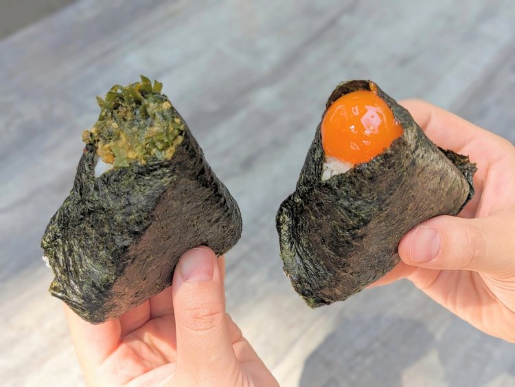 卵黄（右）330円。卵黄は生卵を冷凍し、6時間ほど醤油に漬け込む。ピリッと辛味が効いた唐辛子みそ330円。